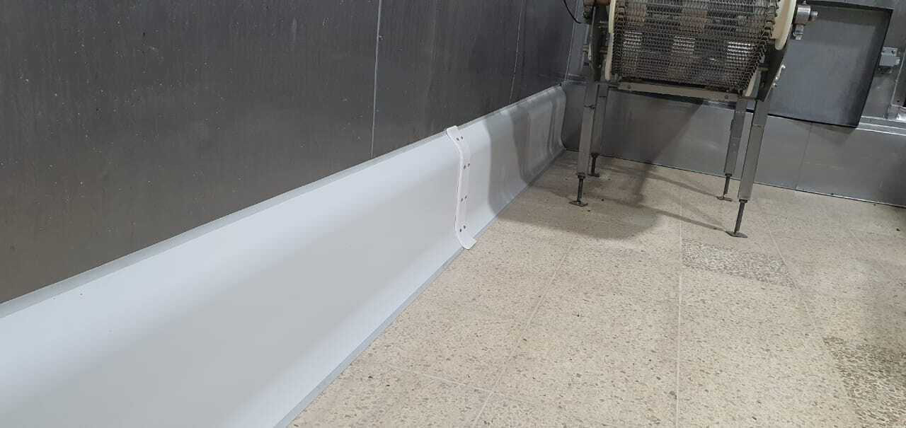 Instalación del sistema de protección industrial para paredes de paneles aislados