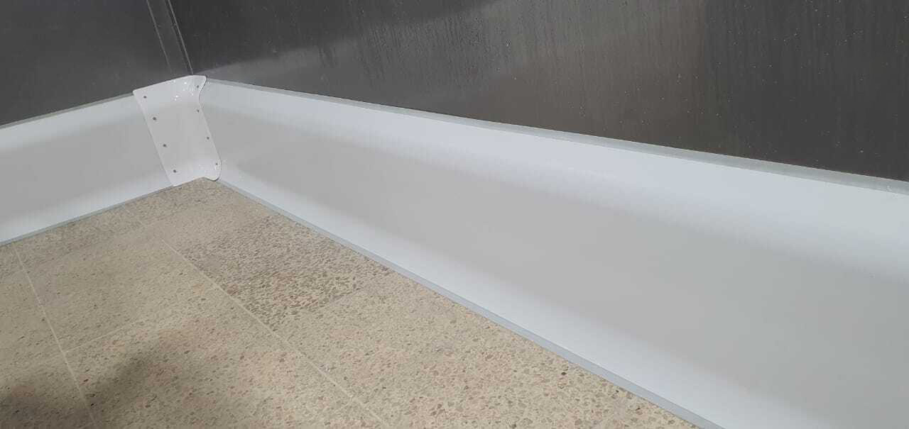 Instalación del sistema de protección industrial para paredes de paneles aislantes