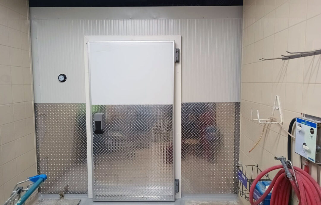 Curva sanitaria grande 100mm OC100, Cámaras frigoríficas supermercado Costa Rica, Esquinero interno hermético tipo concha, Paneles sándwich GlobeWall refrigeración, Sistema sanitario PVC cuarto frío, Cámaras de refrigeración comercial