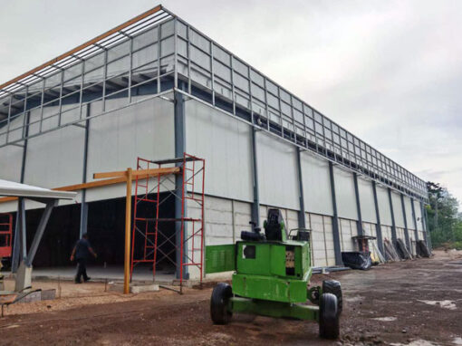 Proyecto de Cerramiento con Panel Aislante Muro 40mm Globewall en Megasuper Nosara